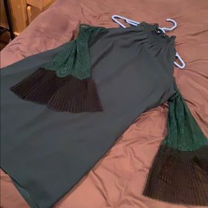 Gorgeous “cold shoulder” dress w lace sleeves